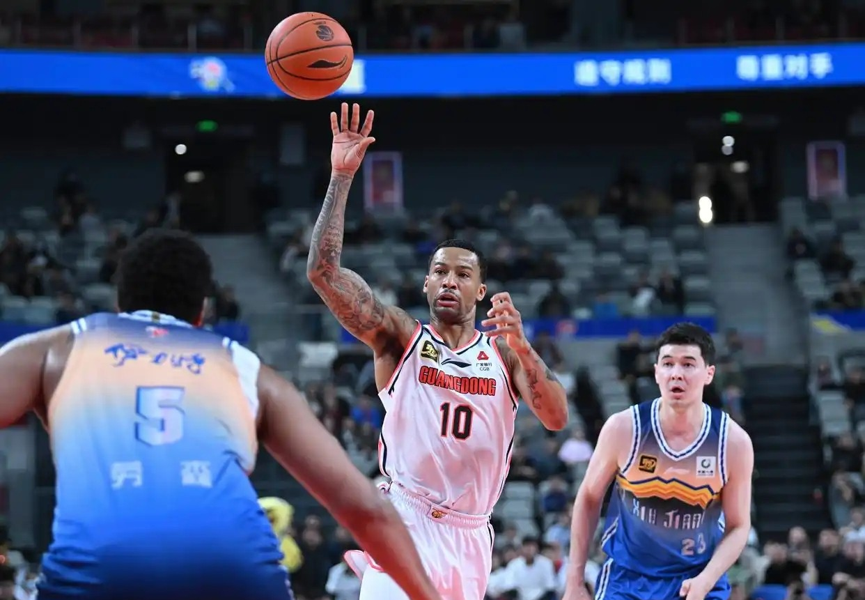 广东宏远发布备战花絮,国际比赛日外线爆发,欧冠任务艰巨,训练强度明显提升的简单介绍 广东宏远发布备战花絮,国际比赛日外线爆发,欧冠任务艰巨,训练强度明显提升的简单介绍